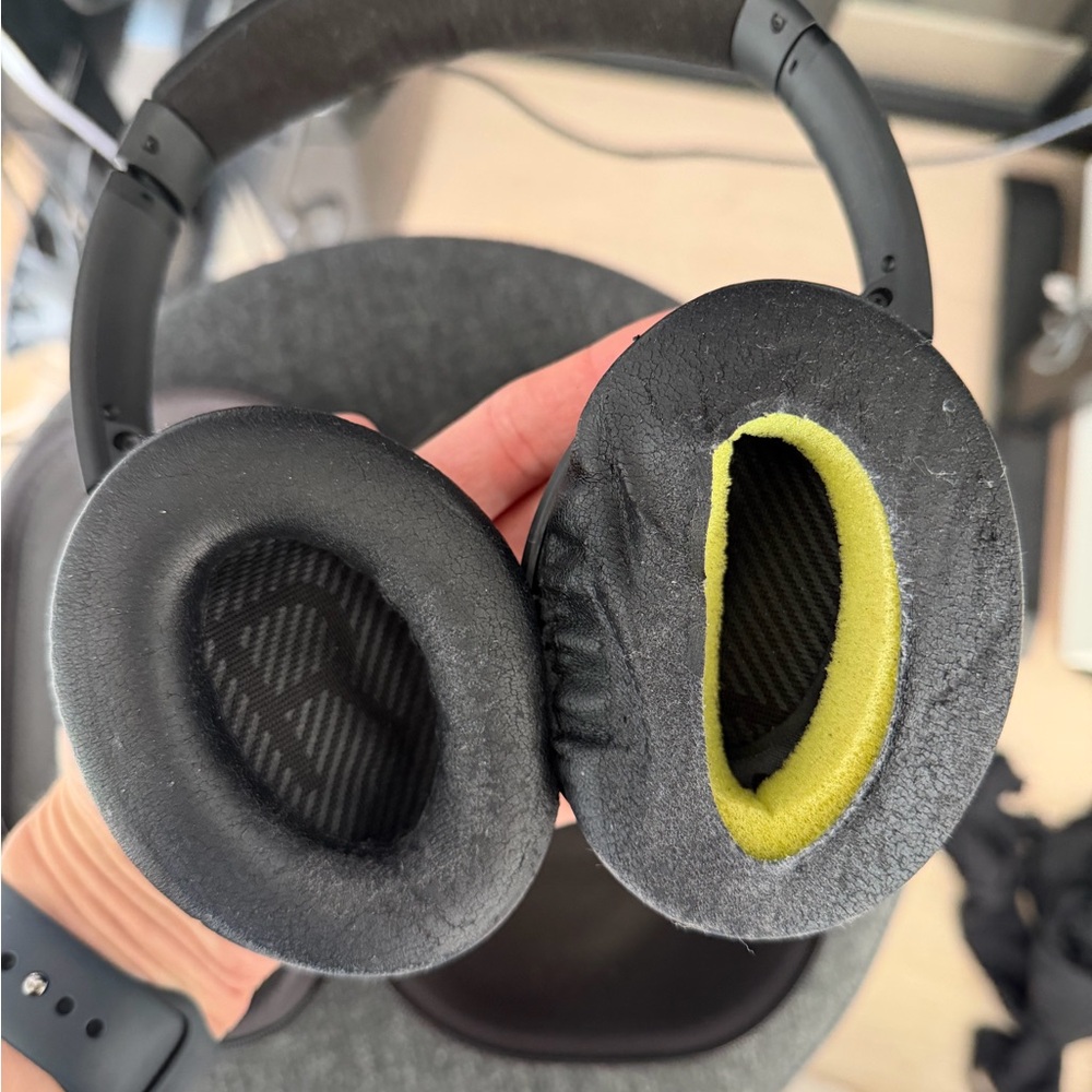 Black wireless Bose headphones - Picture 2 of 6
